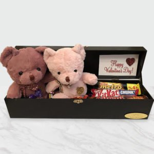 صندوق شکلات و تدی های خوشحال