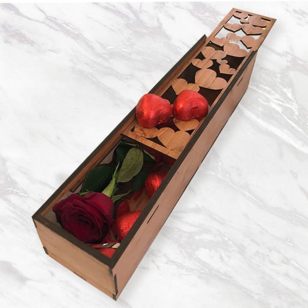 جعبه گل سرخ و شکلات قلبی
