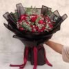 دسته گل رز قرمز و عروس