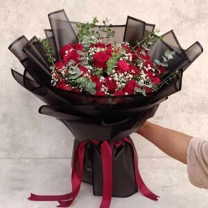 دسته گل رز قرمز و عروس