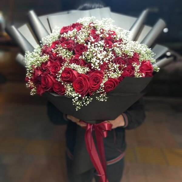 دسته-گل رز قرمز و عروس