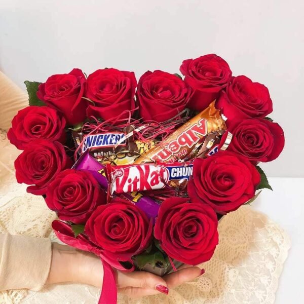 جعبه گل و شکلات قلبی