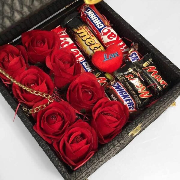 صندوق چرمی گل رز و شکلات